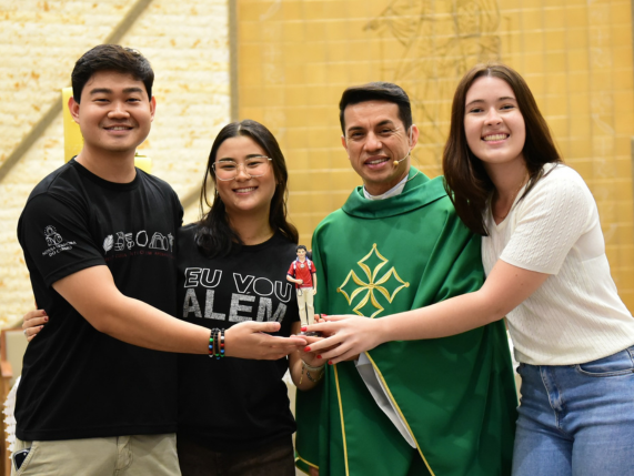 Grupo de Jovens recebe imagem do Beato Carlo Acutis e fortalece a caminhada rumo à santidade